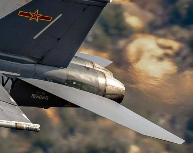 歼35飞了一圈,开始掉漆?表层脱落别害怕,实际暗藏玄机