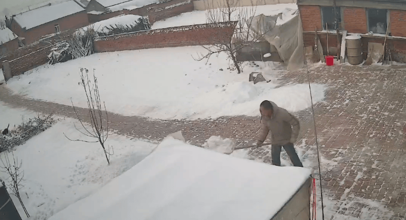 “儿子,咱家杀年猪能回吗?”吉林一父亲对着监控隔空喊话,儿子次日买票回家