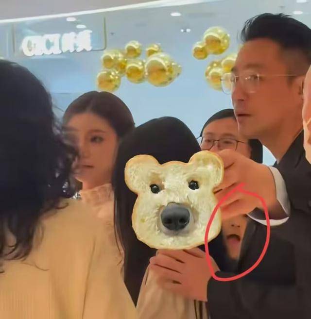 大S儿女回北京,张兰拉着小玥儿逛街,网友夸汪小菲好帅