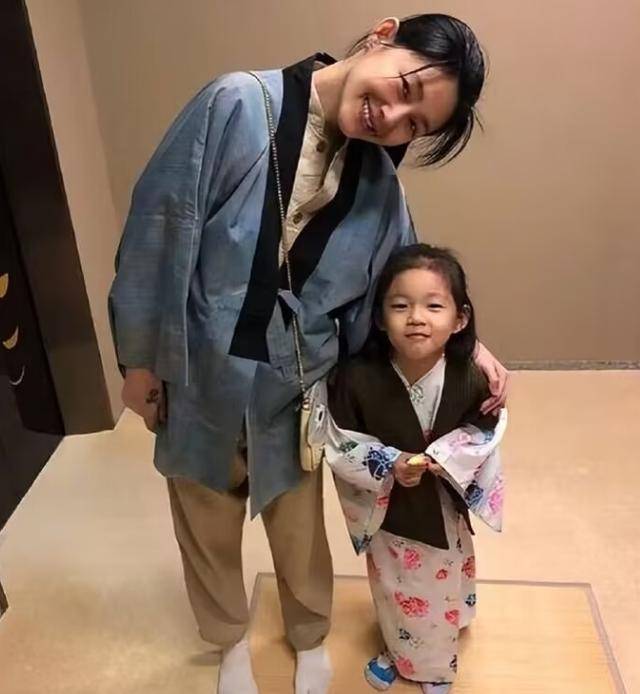 大S儿女回北京,张兰拉着小玥儿逛街,网友夸汪小菲好帅