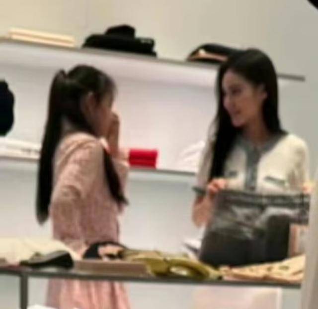 大S儿女回北京,张兰拉着小玥儿逛街,网友夸汪小菲好帅