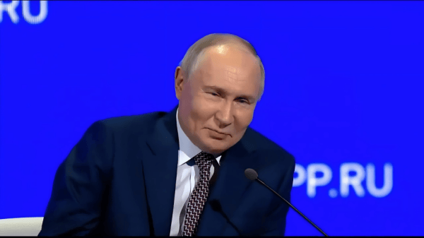 为何美俄总统通话晚了一个小时开始？普京先参加别的活动去了