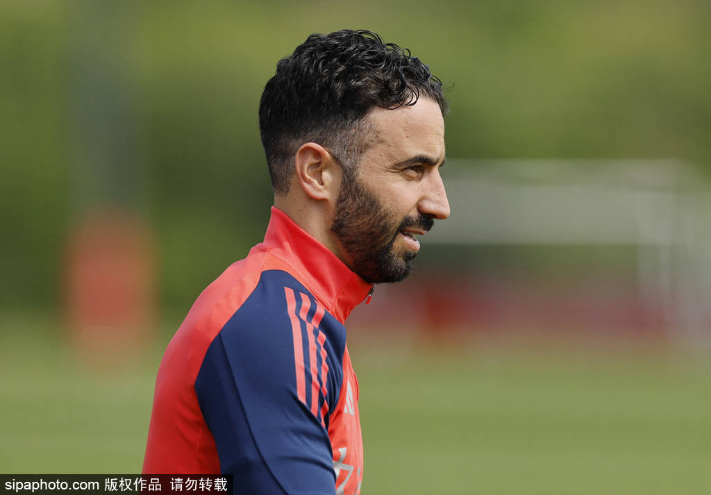 6800万镑!埃泽“豪言”震惊曼联,阿莫林迎来复兴王牌?