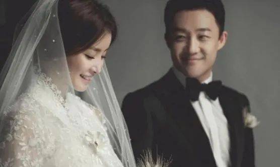 43岁知名女演员宣布：怀上和前夫的二胎