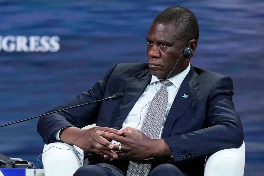 马沙蒂莱率多位部长访华