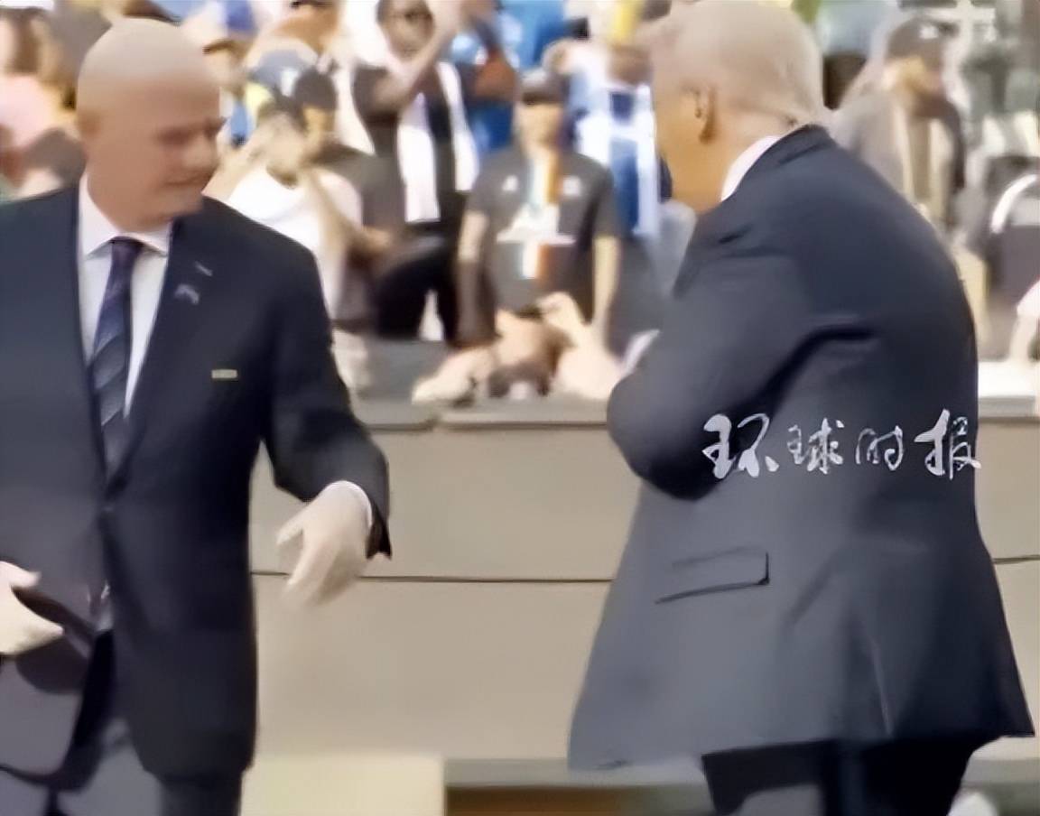 特朗普被拍到“顺走”世俱杯冠军奖牌，赛后称自己带走真正的奖杯，冠军队的只是复制品