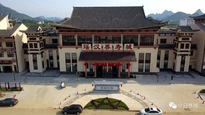 盲目建设致140亩“瑶汉养寿城”烂尾，104户购房群众没法交房、办证和入学，怎么办？