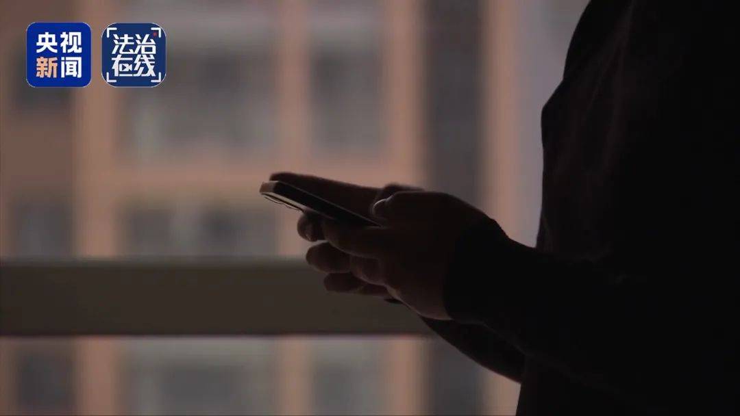 快递员长期网购手机、平板等高价产品,拒收并私吞800件赠品,“薅羊毛”获利38万元,犯诈骗罪获刑2年10个月