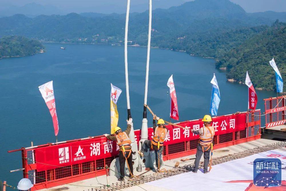 湖南在建最大悬索桥！张官高速洞庭溪沅水特大桥顺利合龙