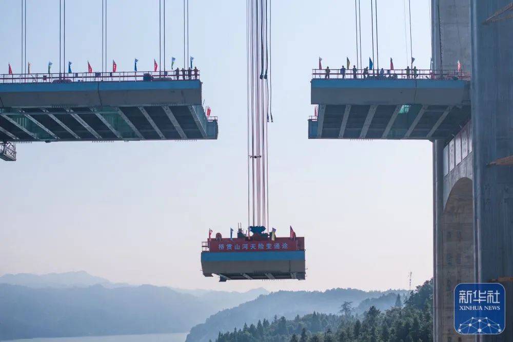 湖南在建最大悬索桥！张官高速洞庭溪沅水特大桥顺利合龙