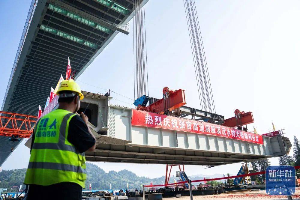 湖南在建最大悬索桥！张官高速洞庭溪沅水特大桥顺利合龙