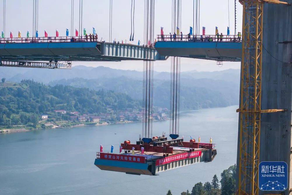 湖南在建最大悬索桥！张官高速洞庭溪沅水特大桥顺利合龙