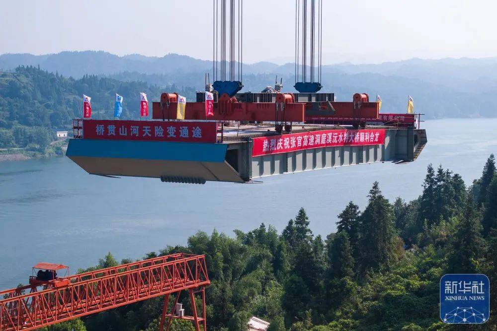 湖南在建最大悬索桥！张官高速洞庭溪沅水特大桥顺利合龙