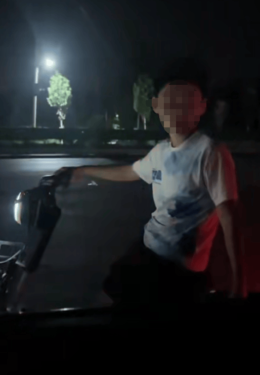 河南一男子晚上开车回家，骑夜路小男孩说“想蹭个灯”，一路温柔尾随护送