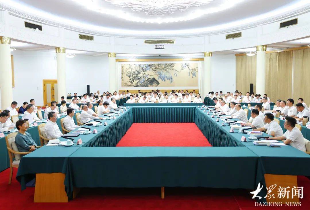 山东省委书记与100余名企业家座谈交流