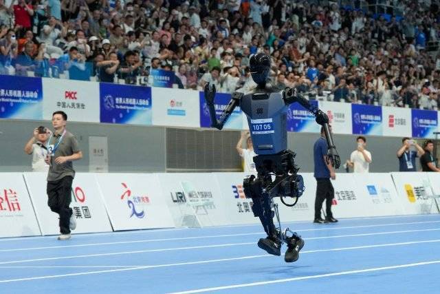 首个人形机器人“百米飞人”诞生