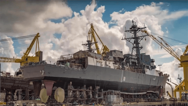 军舰燃烧15小时!美疯狂向日本求救,背后藏着个最不愿说的痛点