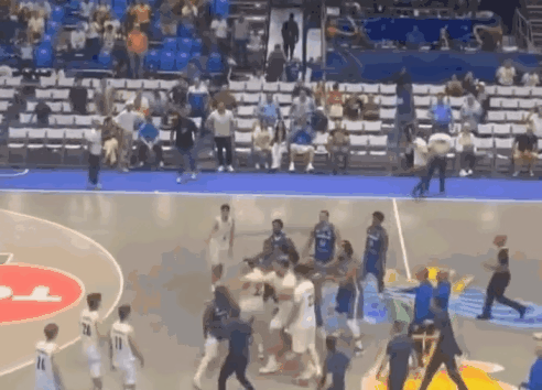 阿根廷男篮1分惜败多米尼加，赛后两队爆发大规模群殴，现场视频：多人挥拳，有球员被击倒在地