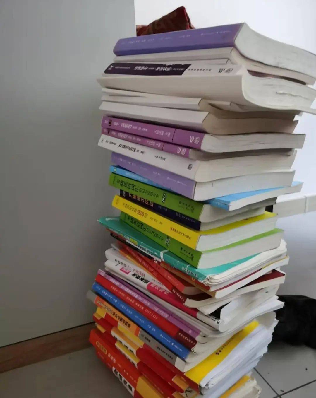 50岁阿姨烧伤致残后考取法学硕士：“拿儿子的书自学，靠学习走出创伤”