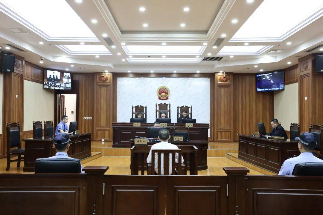 贵阳一支队长受贿1078万余元,为维系关系和提拔15次给同一人送钱