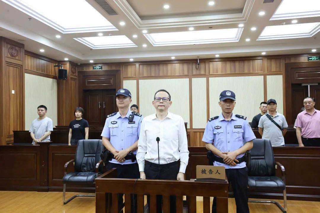 贵阳一支队长受贿1078万余元,为维系关系和提拔15次给同一人送钱