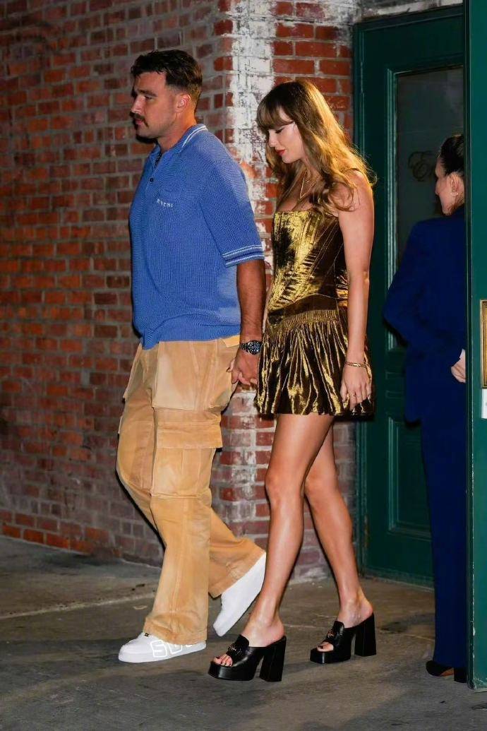 泰勒·斯威夫特官宣与男友订婚：你的英语老师和体育老师订婚