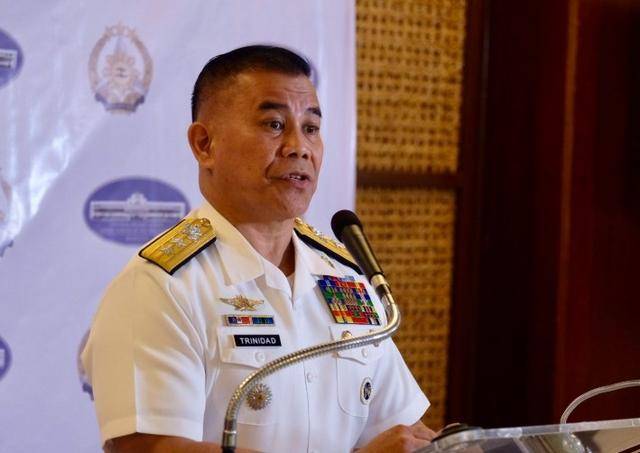 看见中国拖船到场，菲律宾又划新红线，不许中方登上“坐滩”军舰