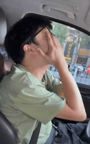 “女儿奴”爸爸接军训女儿电话泪崩,“第一次这样分开”,网友:终究是我们离不开孩子