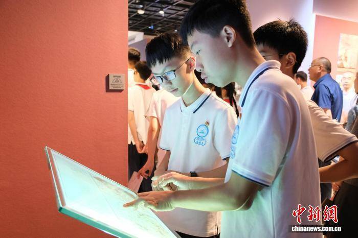 浙江杭州：大中小学师生在档案馆里共上“开学第一课”