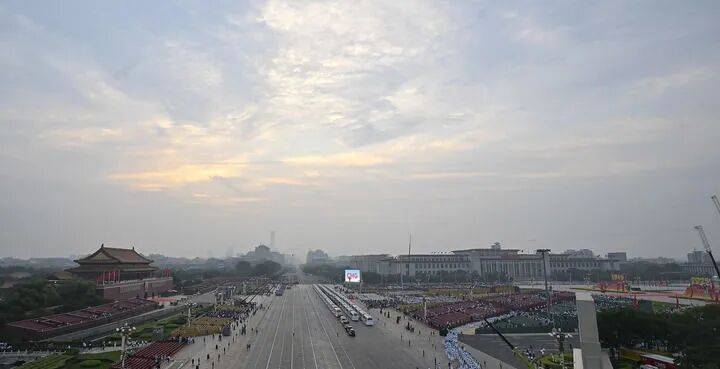 盛大阅兵即将开始，这是今晨的天安门广场！