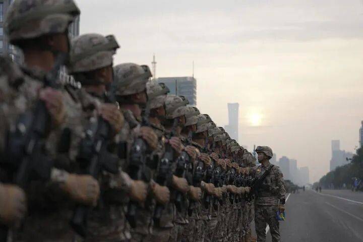 盛大阅兵即将开始，这是今晨的天安门广场！