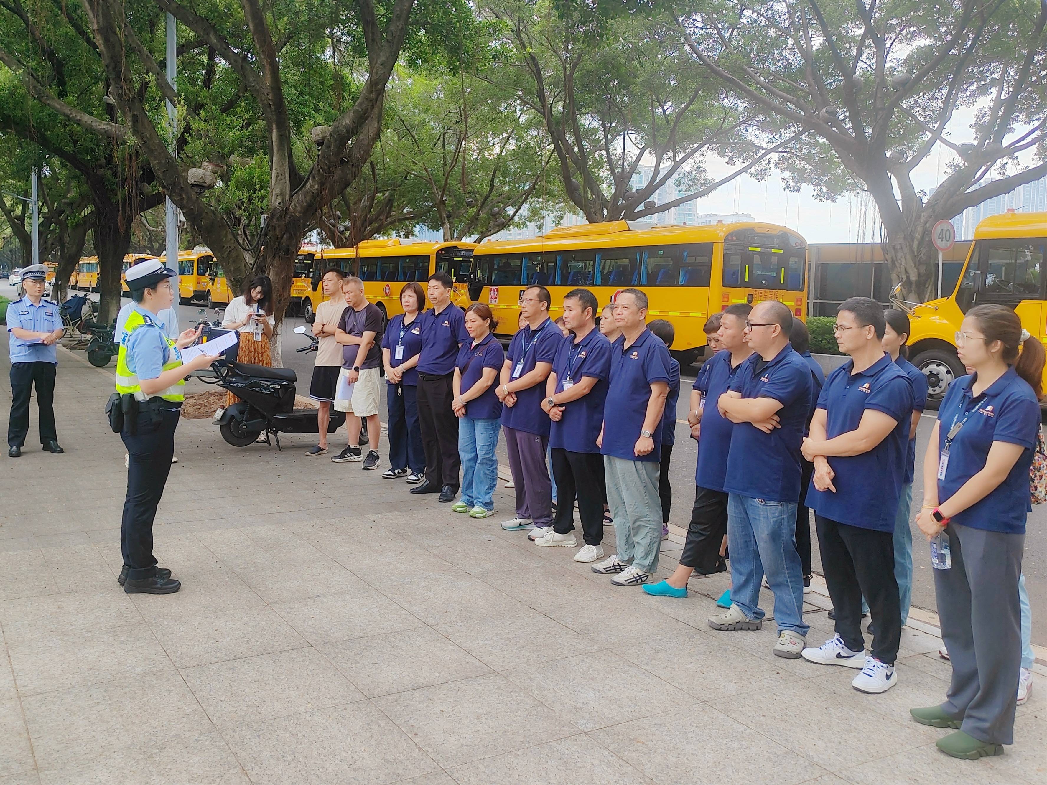 出动“羊城铁骑”1200余人,广州交警护航开学交通安全