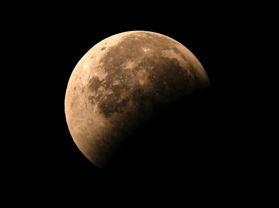 “红月亮”凌晨现身，震撼月全食天象来了：高清大图记录月亮“变脸”全过程