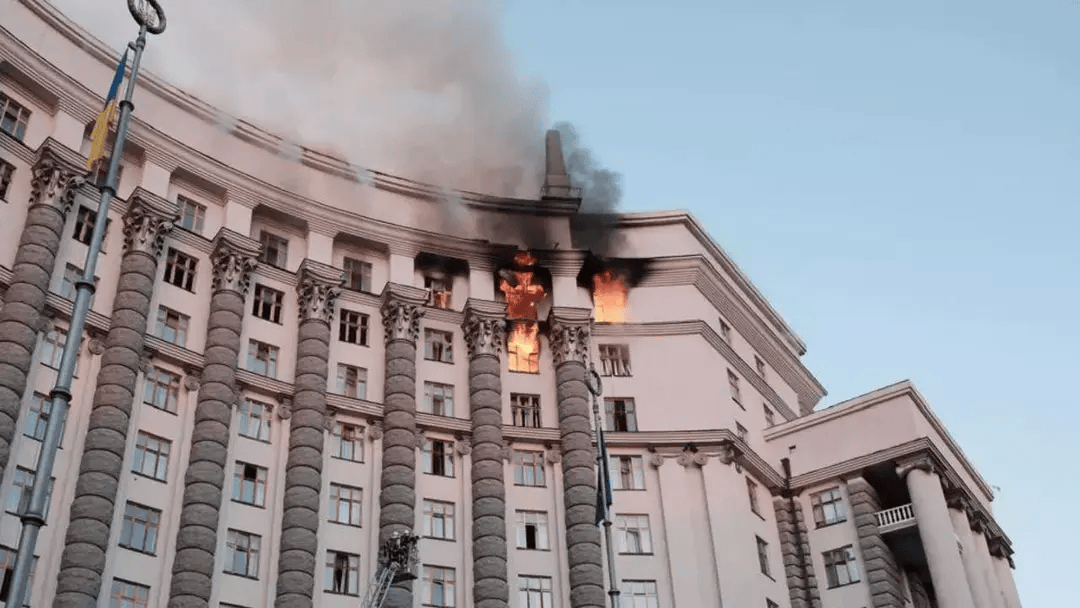 国际早报|乌政府大楼遇袭着火；以称10万平民离开加沙城