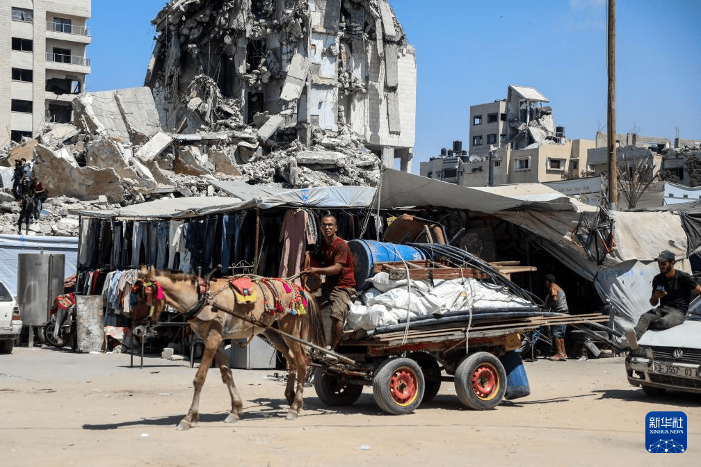 国际早报|乌政府大楼遇袭着火；以称10万平民离开加沙城