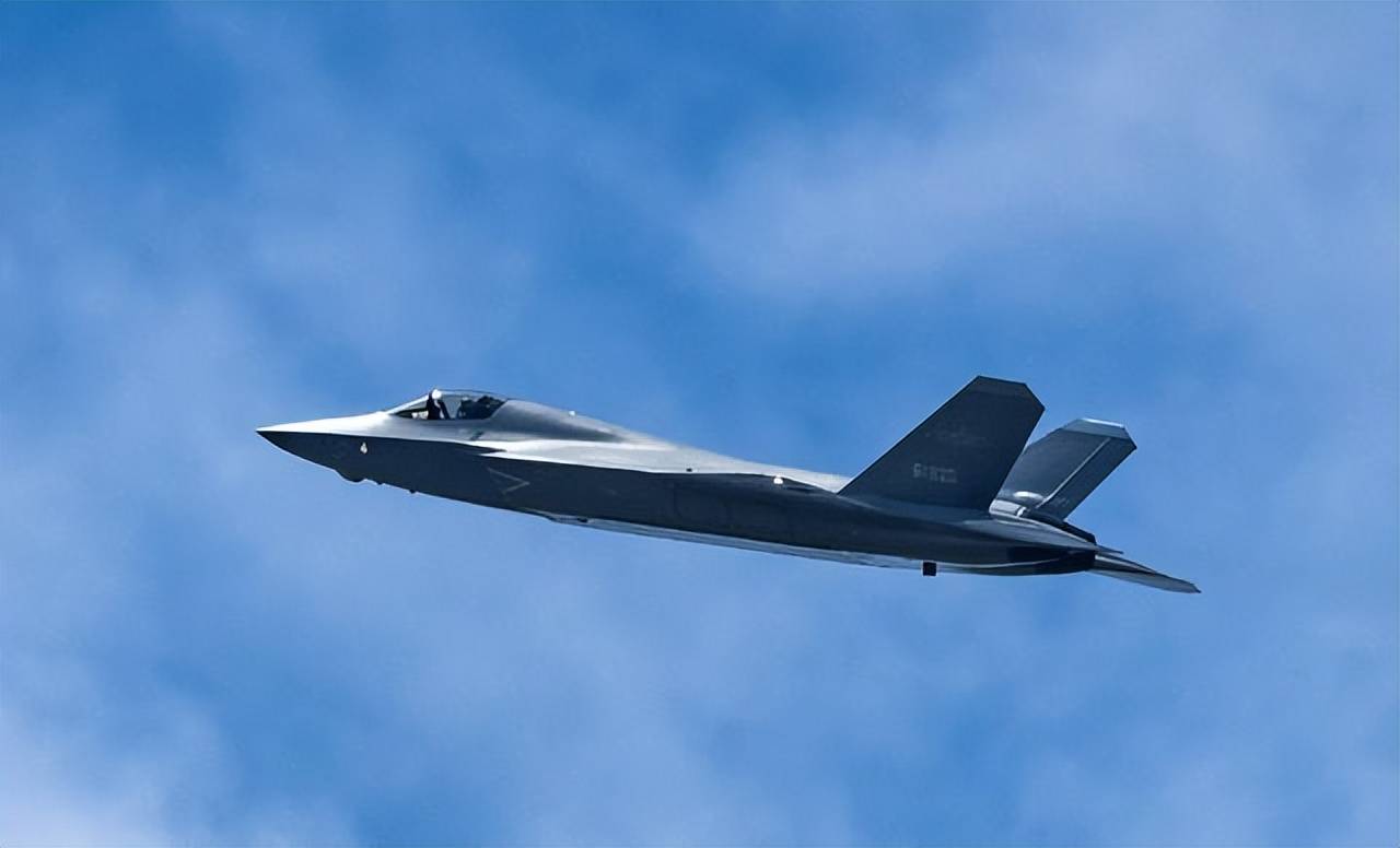 歼-35弹舱细节公开:6枚霹雳-15只是前菜,真正的王牌是神秘弹药