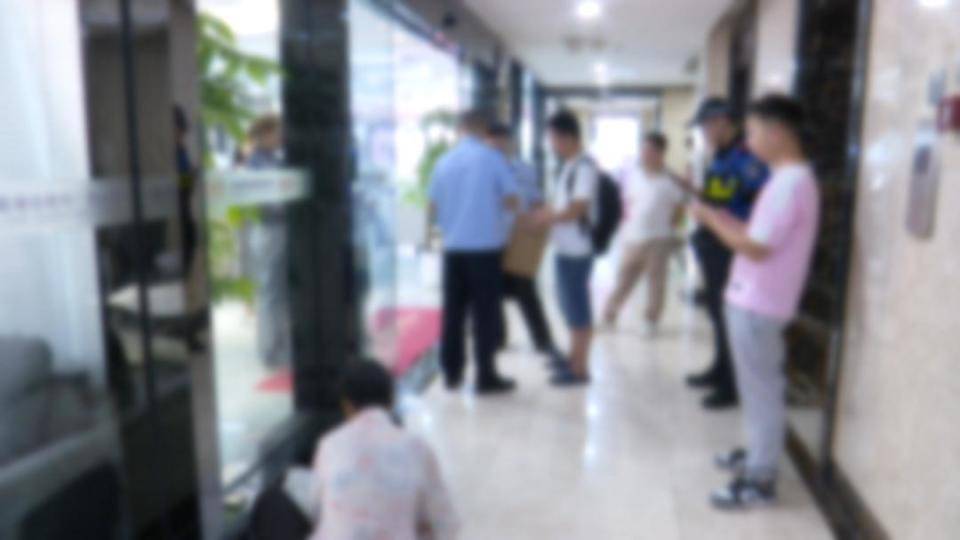 男子花30万讨老婆，一个月不到人财两空！婚介所回怼记者：再拍我就对你不客气