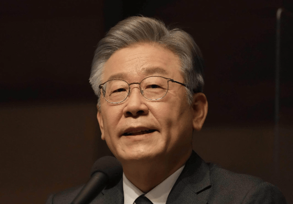 要么出手对付中国,要么放弃领土,李在明登机返回韩国,临走前送中方15个字!