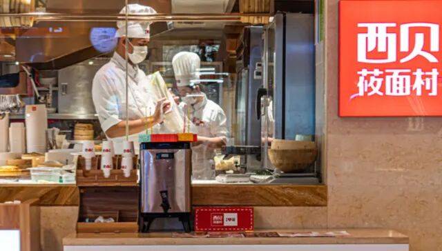 西贝回应“顾客就餐时用公筷喂狗”