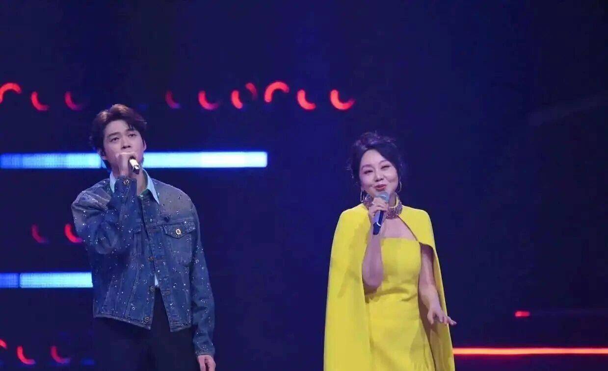 闫妮微醺式演唱再上热搜！35岁爆红后速成大满贯视后，她是松弛美学的代言人