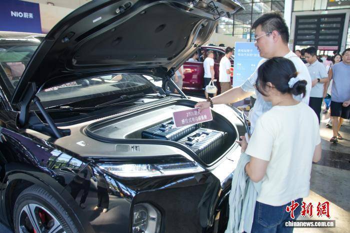 广西南宁国庆车展人气旺 民众观展试乘忙