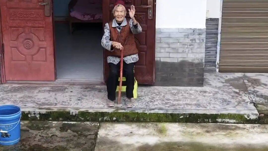 四川巴中男子宴席打包“坨子肉”，用无人机“空投”给95岁外婆