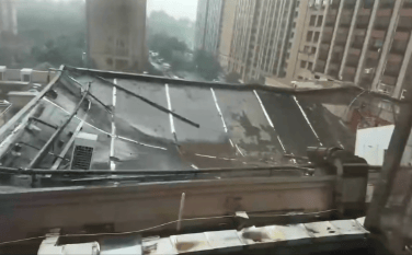 婚礼现场酒店房顶坍塌,当事新郎发声:在医院陪护,伴娘受了伤;刚坐了七八桌人,“整个宴会厅全部塌了”