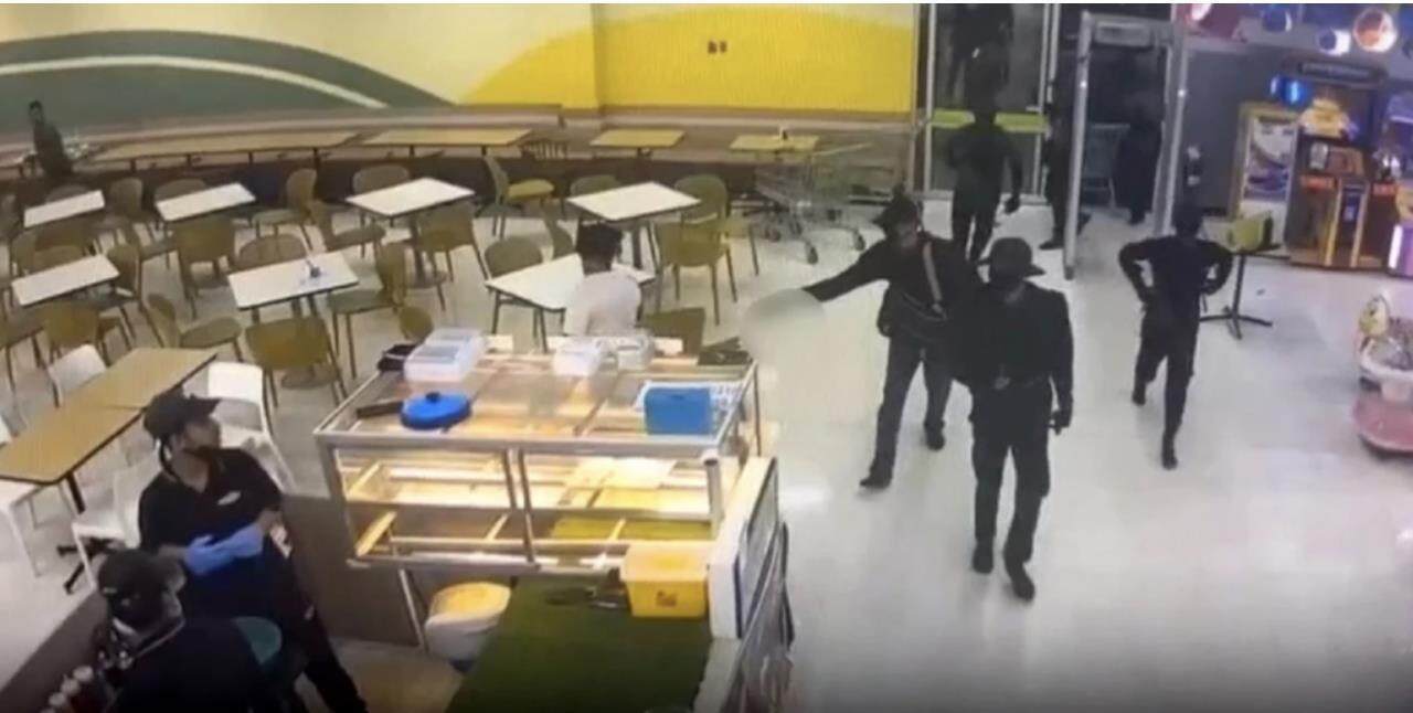 泰国一群蒙面劫匪持枪洗劫金店,一军人中弹