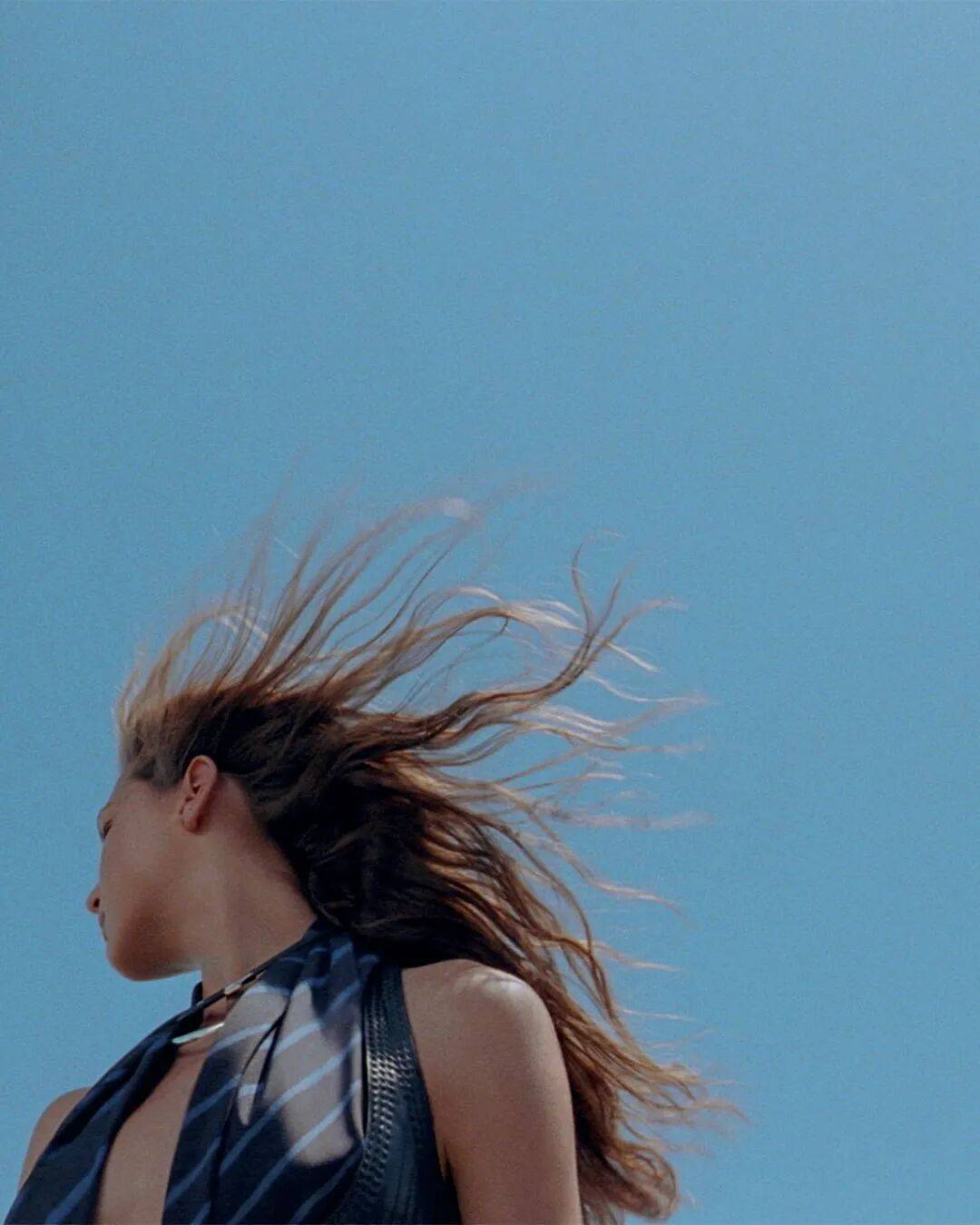 Hermès的女骑士，在沙滩上自由驰骋