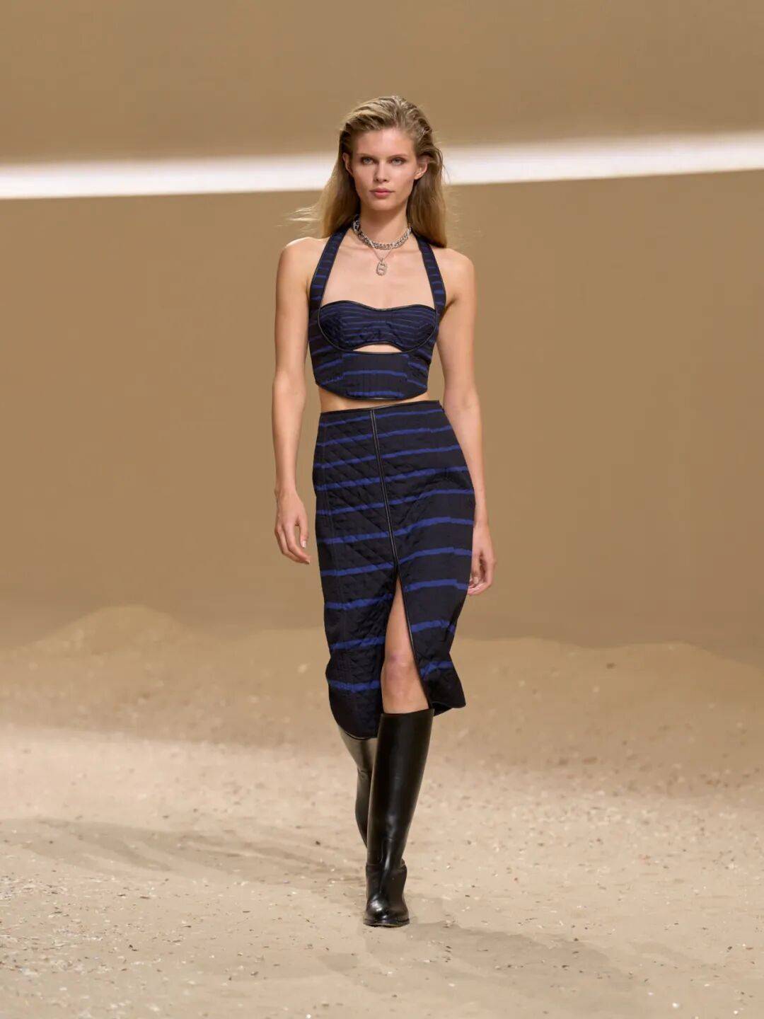 Hermès的女骑士，在沙滩上自由驰骋