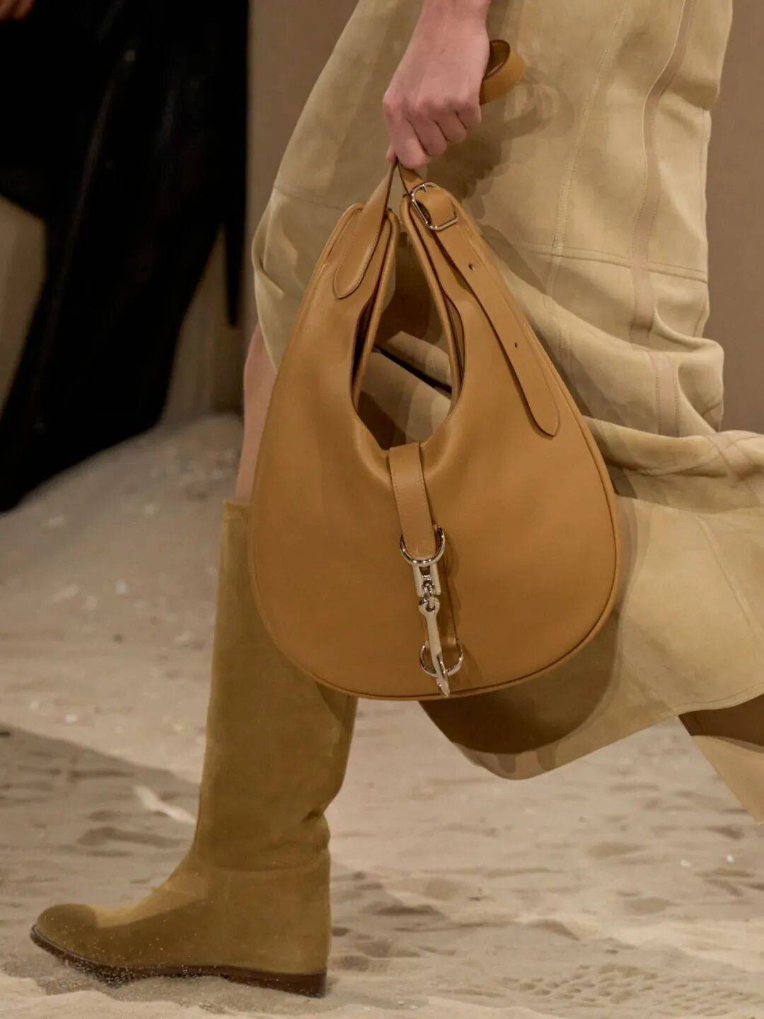 Hermès的女骑士，在沙滩上自由驰骋