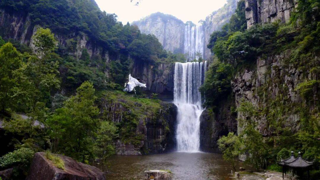 女生瀑布前拍视频，空中突然飘来一排人