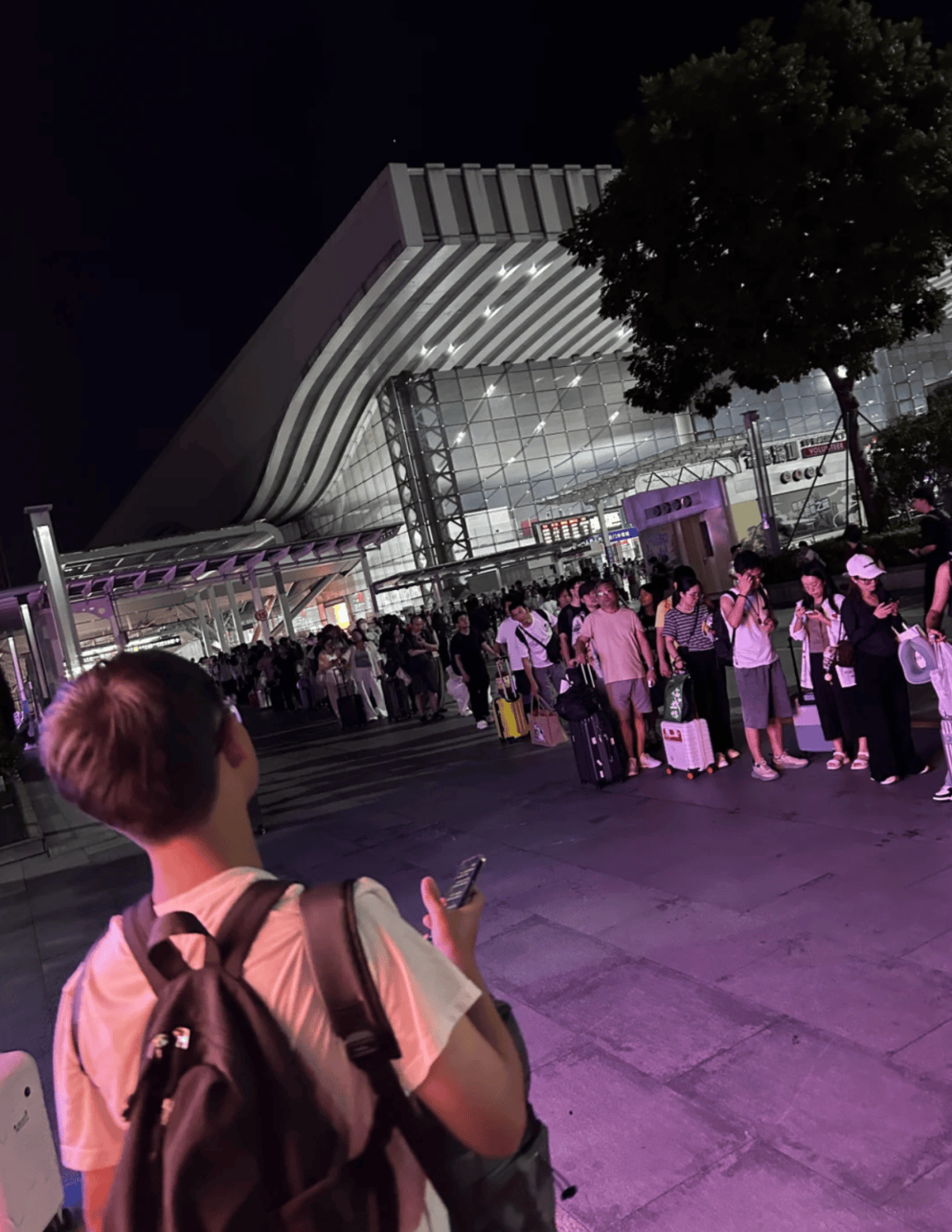 深圳北站凌晨返深被刷爆!附近叫车超200人?别慌!公交地铁加班护送