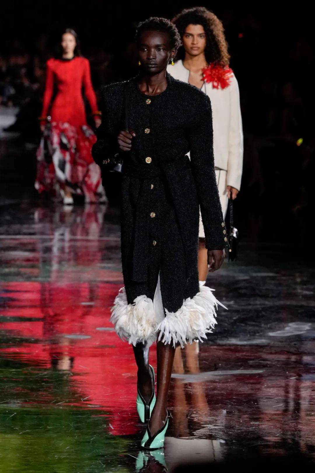 周迅、窦靖童、刘雯、井柏然同框围观香奈儿的新秘密